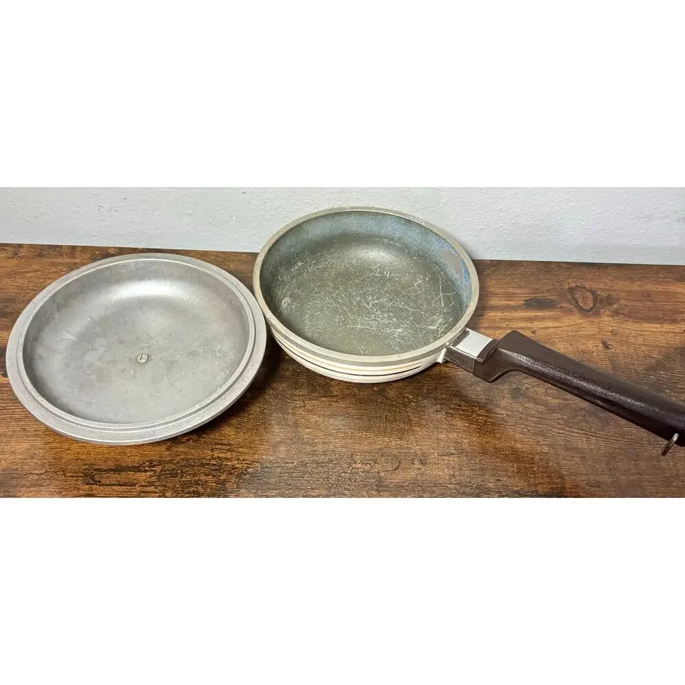 Vtg Regal Ware Cast Aluminum 1 QT Sauce Pan Wood Handle Cream w/ Brown Stripes